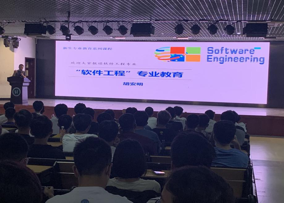 员工认真参与新生专业教育